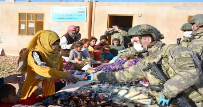 TSK’dan Barış Pınarı bölgesindeki çocuklara gıda ve kırtasiye yardımı
