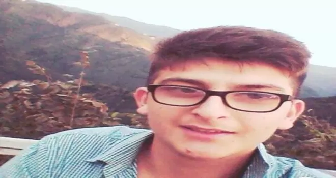 Tüfekle oyun oynarken arkadaşını vurdu
