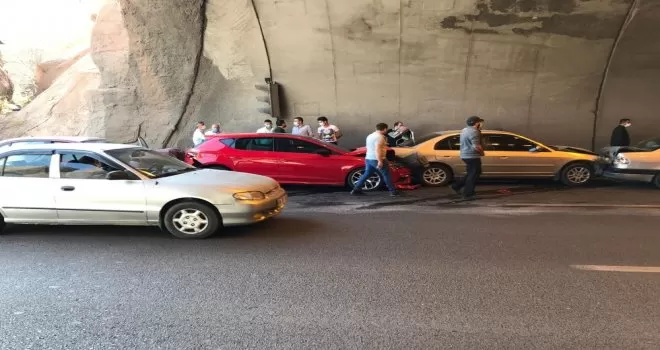 Tünel girişinde zincirleme trafik kazası
