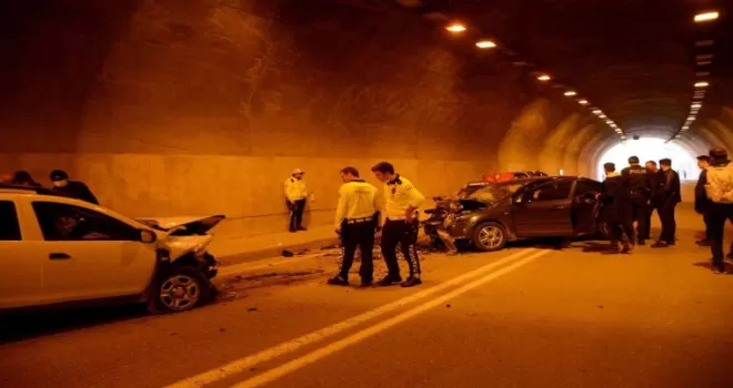 Tünel içinde kafa kafaya çarpıştılar: 4 yaralı
