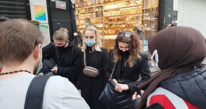Turistlerin İstiklal’in orta yerinde yaptıkları pes dedirtti
