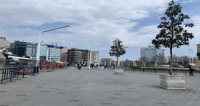 Turistlerin kafe önünde sipariş kuyruğu
