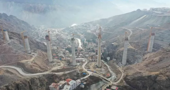 Türk mühendisler dev viyadükleri tamamlamanın mutluluğunu yaşıyor
