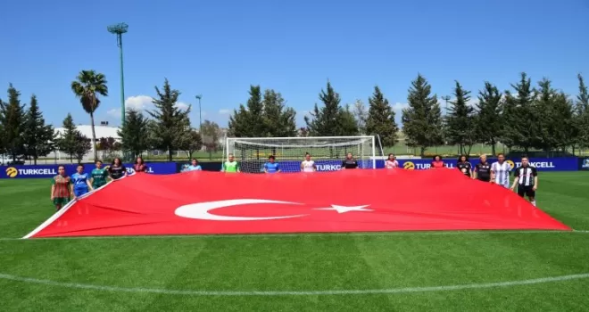 Turkcell Kadın Futbol Ligi’nde 23 Nisan coşkusu

