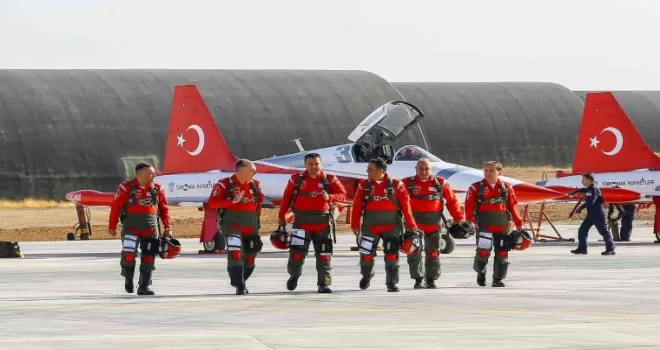 Türkiye’nin hava akrobasi timi "Türk Yıldızları" kapılarını İHA’ya açtı
