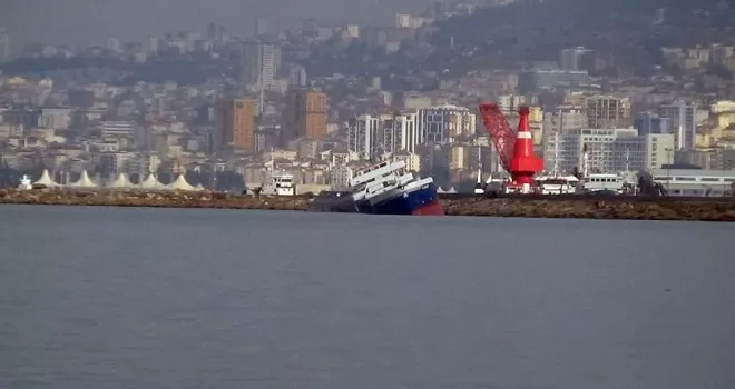 Tuzla açıklarında gemi kazasında yan yatan gemi havadan görüntülendi
