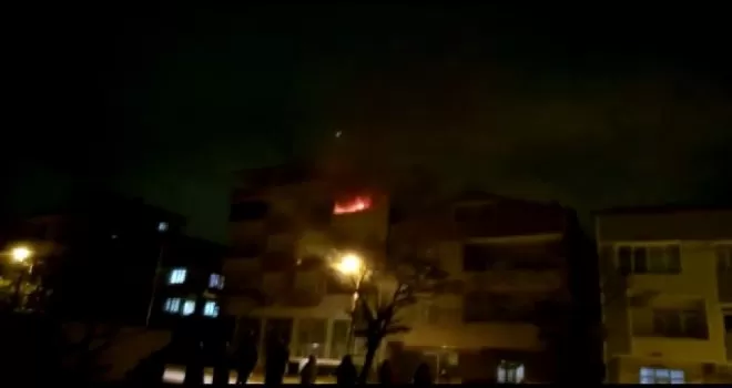 Tuzla’da apartman dairesi alev alev yandı
