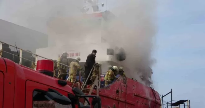 Tuzla’da bakımda olan yağ tankerinde yangın çıktı
