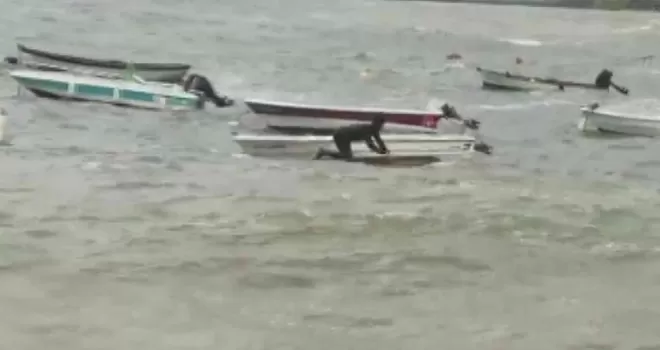 Tuzla’da batan teknesini kurtarmak için dalgalara aldırmadan denize girdi
