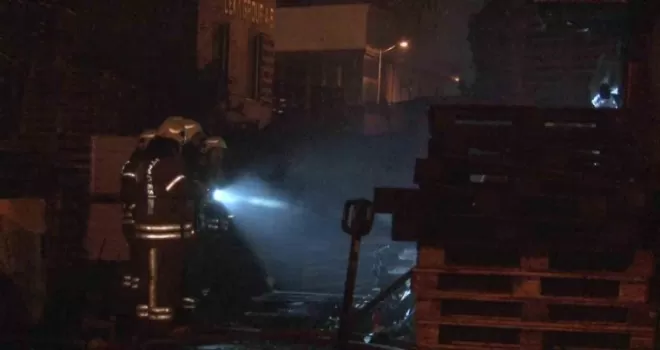 Tuzla’da bir iş yeri alevlere teslim oldu
