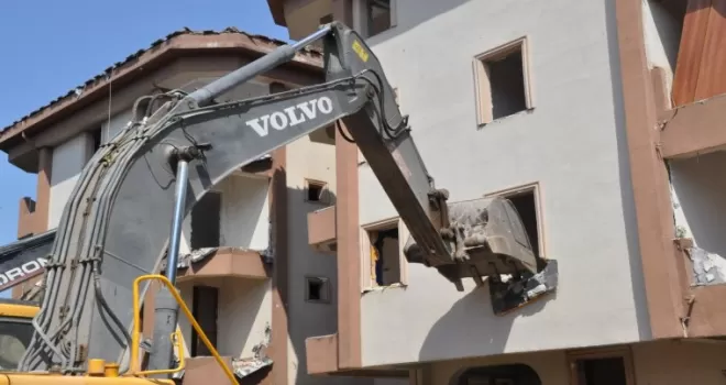 Tuzla’da deprem riski taşıyan binalar yıkılıyor

