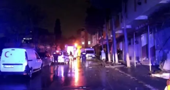 Tuzla’da doğalgaz kutusunda patlama: Sokakta bulunan araçlar zarar gördü
