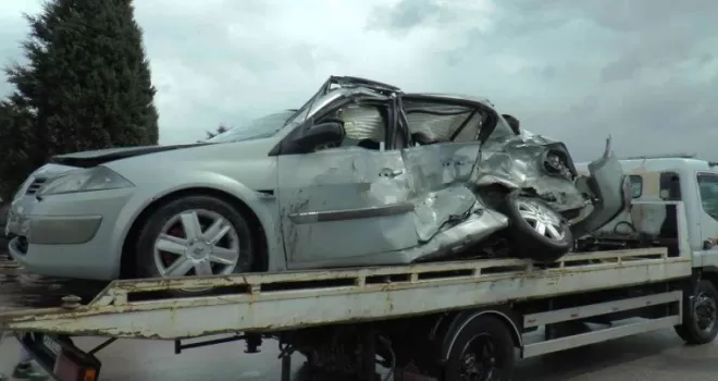 Tuzla’da ıslak zeminde kayan otomobil ile kamyon çarpıştı: 2 yaralı
