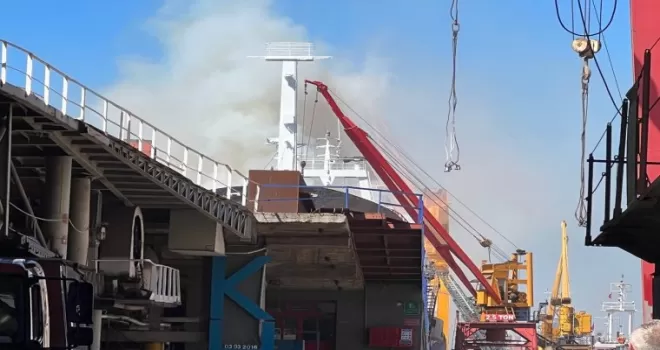Tuzla’da kuru yük gemisinde yangın
