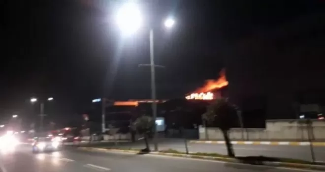 Tuzla’da mobilya fabrikası alev alev yandı

