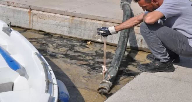 Tuzla’da müsilaj temizleme çalışmaları devam ediyor
