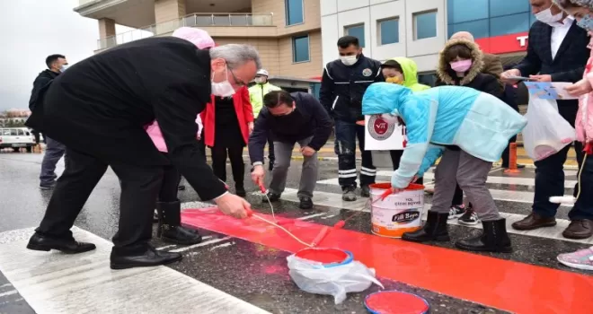 Tuzla’da yaya geçitleri kırmızıya boyandı
