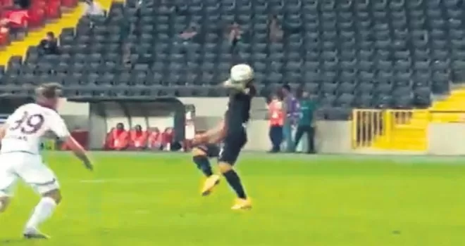 Fırat Aydınus penaltı kararı öncesi Trabzonspor yedek kulübesi ile konuştu?