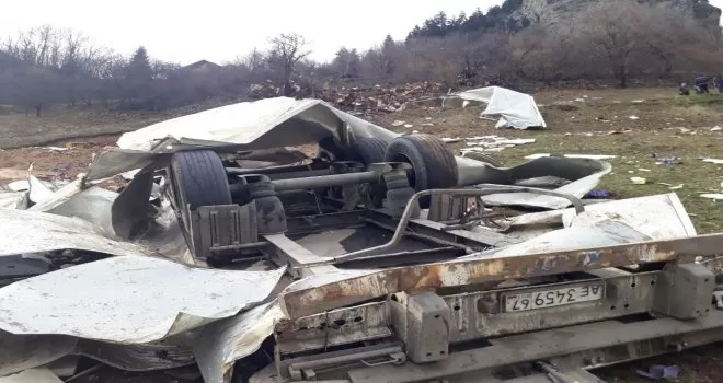 Uçuruma yuvarlanan tır parçalara ayrıldı: 1 ölü
