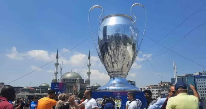 UEFA Şampiyonlar Ligi Finali’ne saatler kala Taksim’de coşkulu görüntüler
