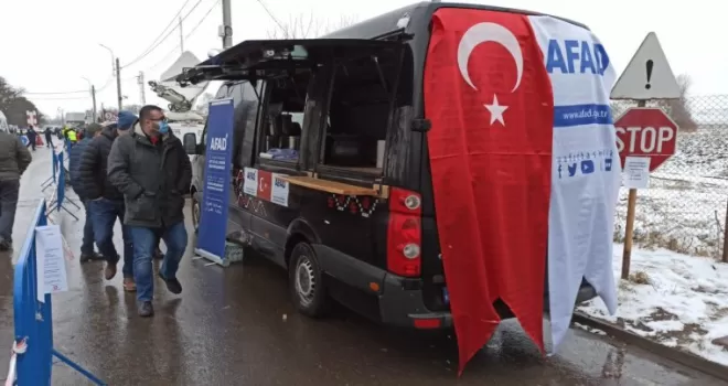 Ukrayna halkı için hazırlanan insani yardım tırları yetkililere teslim edildi
