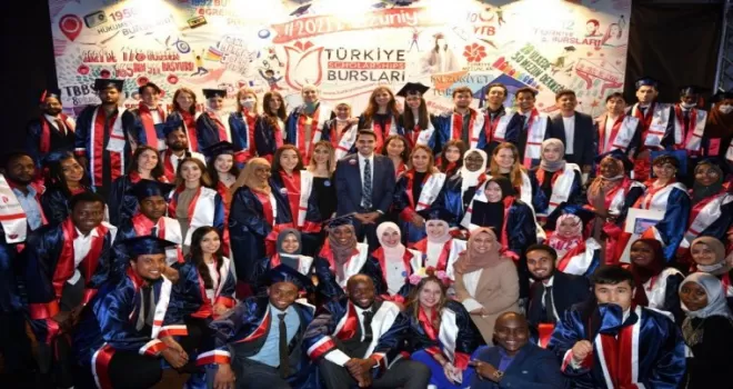 Uluslararası öğrencilerin mezuniyet coşkusu
