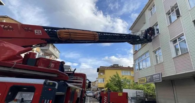Ümraniye’de 3 katlı binada yangın çıktı, kiracı ve ev sahibi birbirine girdi
