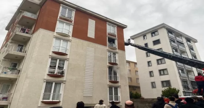 Ümraniye’de apartman dairesi alev alev yandı, 10 kişiyi itfaiye kurtardı
