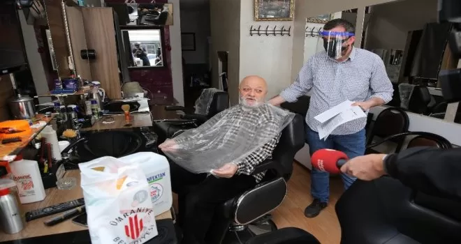 Ümraniye’de berber ve kuaförlere hijyen seti dağıtıldı
