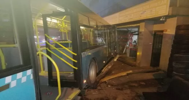 Ümraniye’de freni boşalan özel halk otobüsü iş yerine girdi

