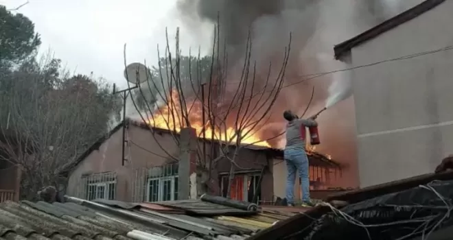 Ümraniye’de gecekondu alev alev yandı
