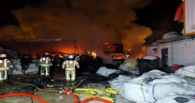 Ümraniye’de geceyi alevler aydınlattı
