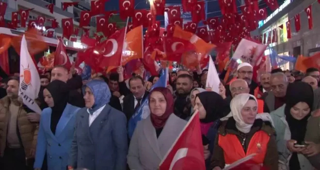 Ümraniye’de gençler “Recep Tayyip Erdoğan“ sloganlarıyla yürüdü
