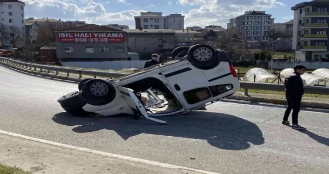 Ümraniye’de hafif ticari araç kaldırma çarpıp takla attı: 1 yaralı

