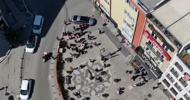 Ümraniye’de indirimli halı izdihamı havadan görüntülendi
