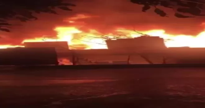 Ümraniye’de iş yeri alevlere teslim oldu
