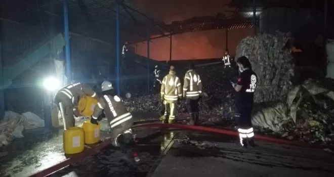 Ümraniye’de katı atık toplama merkezindeki patlamalı yangın geceyi aydınlattı
