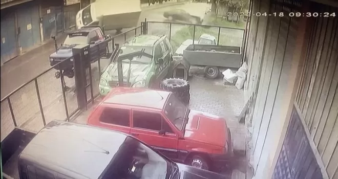 Ümraniye’de otomobil ile kamyonet çarpıştı: 2 yaralı
