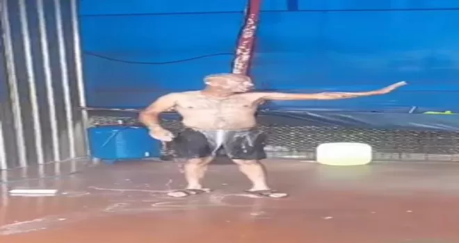Ümraniye’de sıcaktan bunalan adam oto yıkamacıda böyle serinledi
