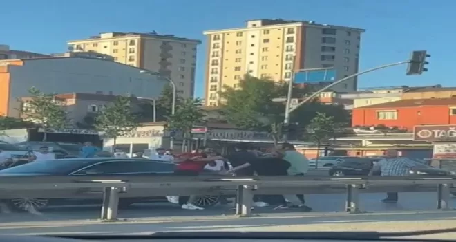 Ümraniye’de yol verme kavgasında birbirine girdiler
