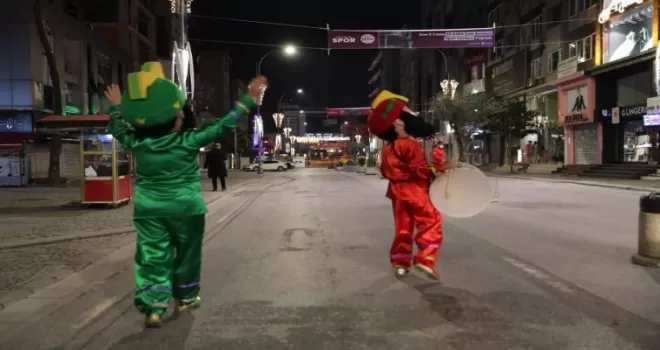 Ümraniyeliler, Hacivat ve Karagöz ile sahura kalkıyor
