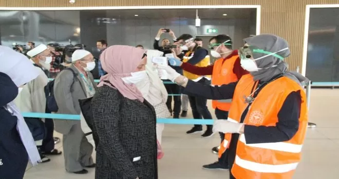 Umreden dönen Türk yolcular, sağlık taramasından geçirildi
