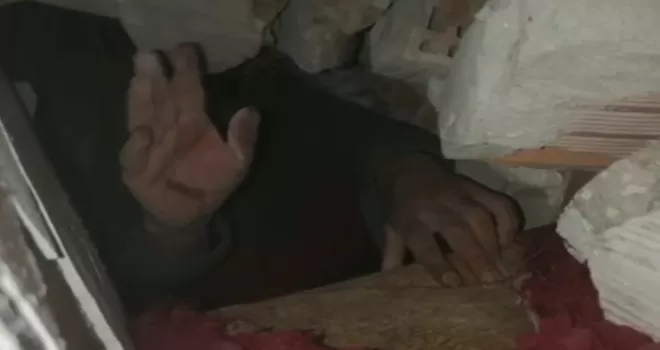 Umudun adı Hatay oldu, baba ile kızı enkaz altından ekiplere el salladı
