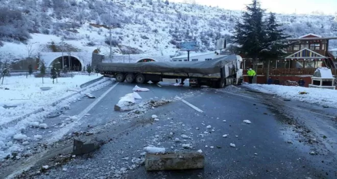 Un yüklü tır buzlu yolda kaza yaptı: 1 yaralı
