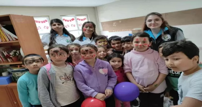 Üniversiteliler kendi harçlıklarıyla okul boyadı
