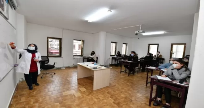 Üniversiteye hazırlık kurslarında yüz yüze eğitime başlandı
