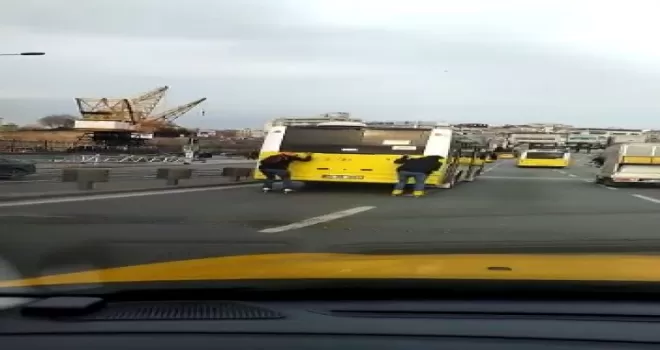 Unkapanı köprüsü’nde gençlerin tehlikeli  yolculuğu kamerada
