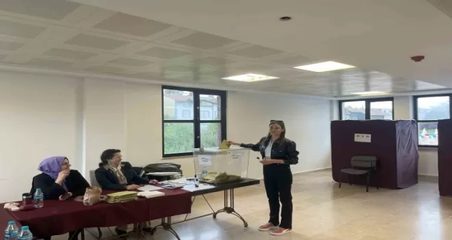 Ünlü oyuncu Alina Boz oyunu kullandı
