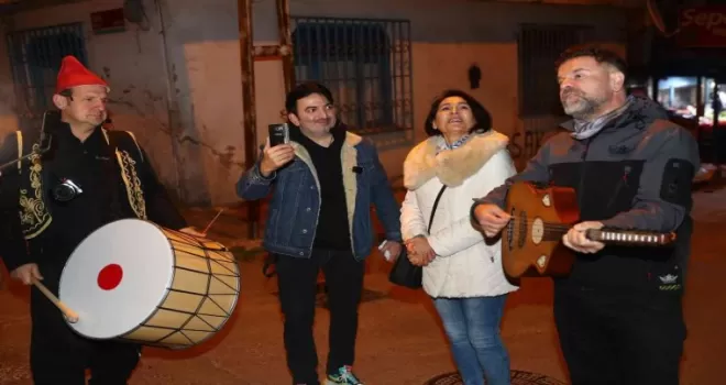 Ünlü sanatçı ud çalarak sahura kaldırdı

