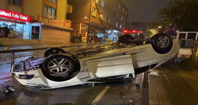 Üsküdar’da bariyere çarpan otomobil takla attı
